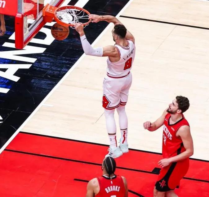 世界杯赛事直播平台入口-火箭首发变阵！29岁射手遭弃用，底薪大闸重回先发，效果立竿见影