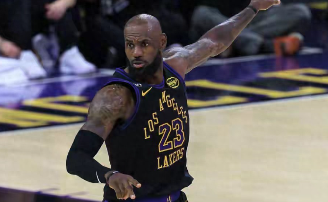 世界杯客户端升级说明-布朗尼爆发！湖人131-107胜爵士，詹姆斯18+4+6+3，八村塁22+10+1